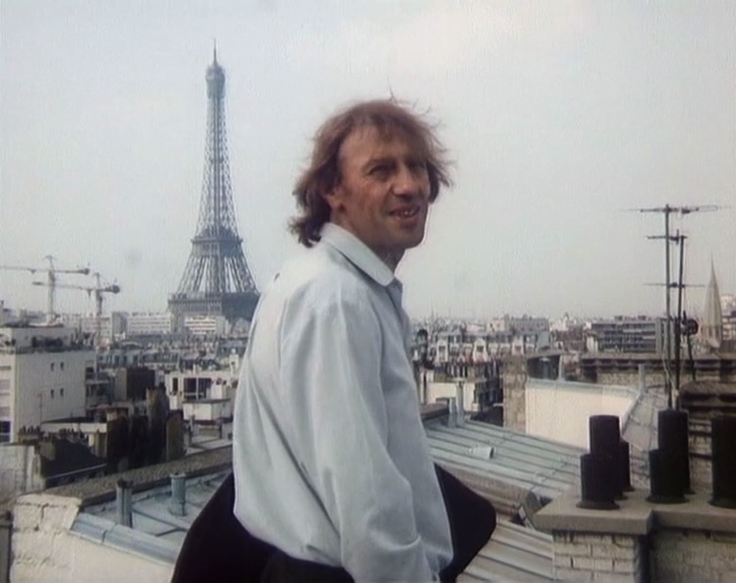 Ходит байка, что сюжетный ход с окном в Париж придумал режиссёр и сценарист Феликс Миронер и рассказал Алексею Герману, а тот, в свою очередь, продал идею Мамину и Тигаю за бутылку коньяка

Источник: MUBI