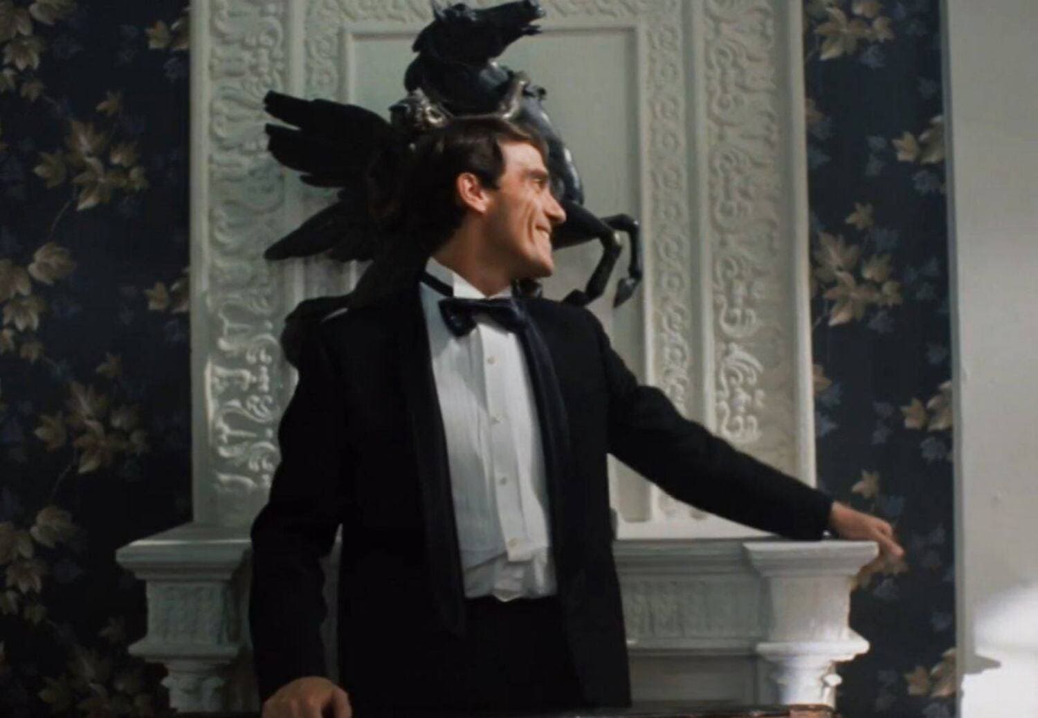 В кадре можно заметить бронзовую лошадь. До того, как попасть в «Ширли-мырли», она побывала на съёмках проектов «Пакет», «Мой ласковый и нежный зверь», «Бриллиантовая рука», «Семнадцать мгновений весны» и «Служебный роман»

Источник: Мосфильм