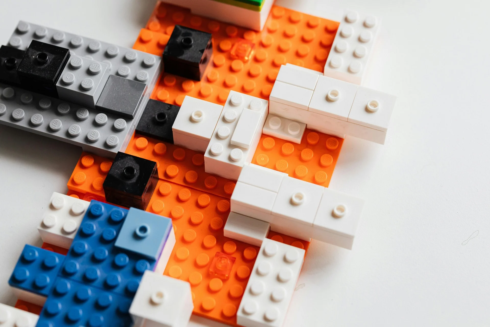 Источник: [https://www.pexels.com/ru-ru/photo/close-up-of-lego-blocks-4887152/](https://www.pexels.com/ru-ru/photo/close-up-of-lego-blocks-4887152/). Автор: Karolina Kaboompics. Лицензия Pexels