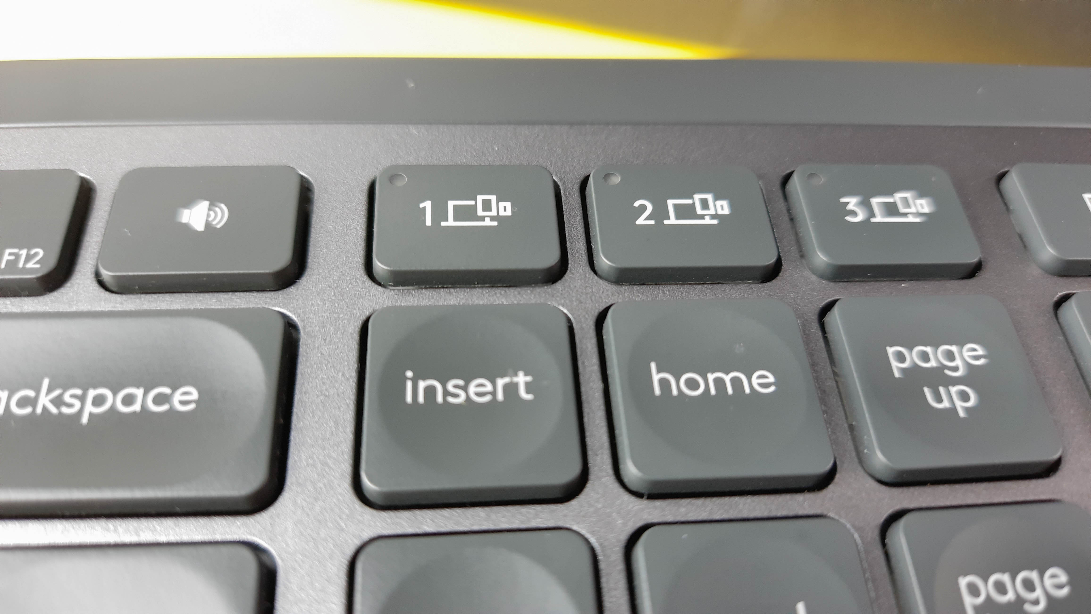 Обзор Logitech MX Keys: как справляется с играми и работой беспроводная ножничная клавиатура - изображение 11 Обзор Logitech MX Keys: как справляется с играми и работой беспроводная ножничная клавиатура - фото 11