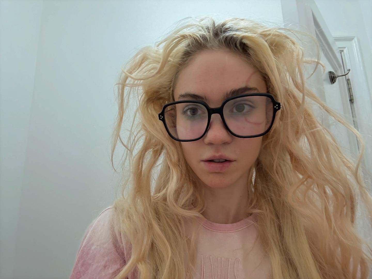 Канадская певица Grimes показала свою первую татуировку на лице: «И как вы её не увидели?» - изображение 1 Канадская певица Grimes показала свою первую татуировку на лице: «И как вы её не увидели?» - фото 1