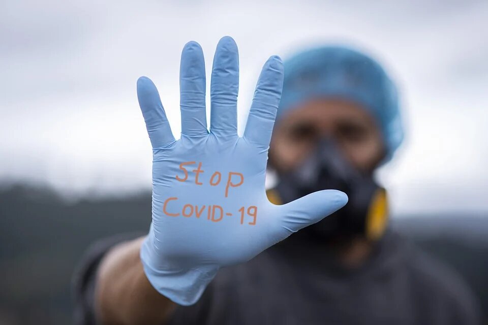 С 28 июня в Москве начинают действовать антиковидные меры в ресторанах и кафе. Также ограничения будут распространяться на массовые мероприятия свыше 500 человек. Если вы вакцинировались от COVID-19, переболели или сдали тест ПЦР, то вы имеете право получить специальный QR-код. Он позволит вам посещать рестораны и ходить на концерты и в кино, если рекомендации Минкульта вступят в силу. Но есть нюансы. Рассказываем о них коротко и отвечаем на популярные вопросы.