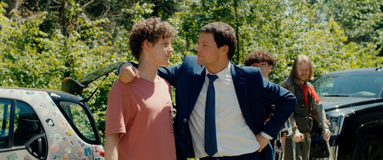 В эпизоде, где герой Козловского перечисляет свои профессии во время мотивационной речи, он на самом деле озвучивает роли, которые играл в других фильмах, будь то тренер, хоккеист или пожарный

Источник: Каропрокат