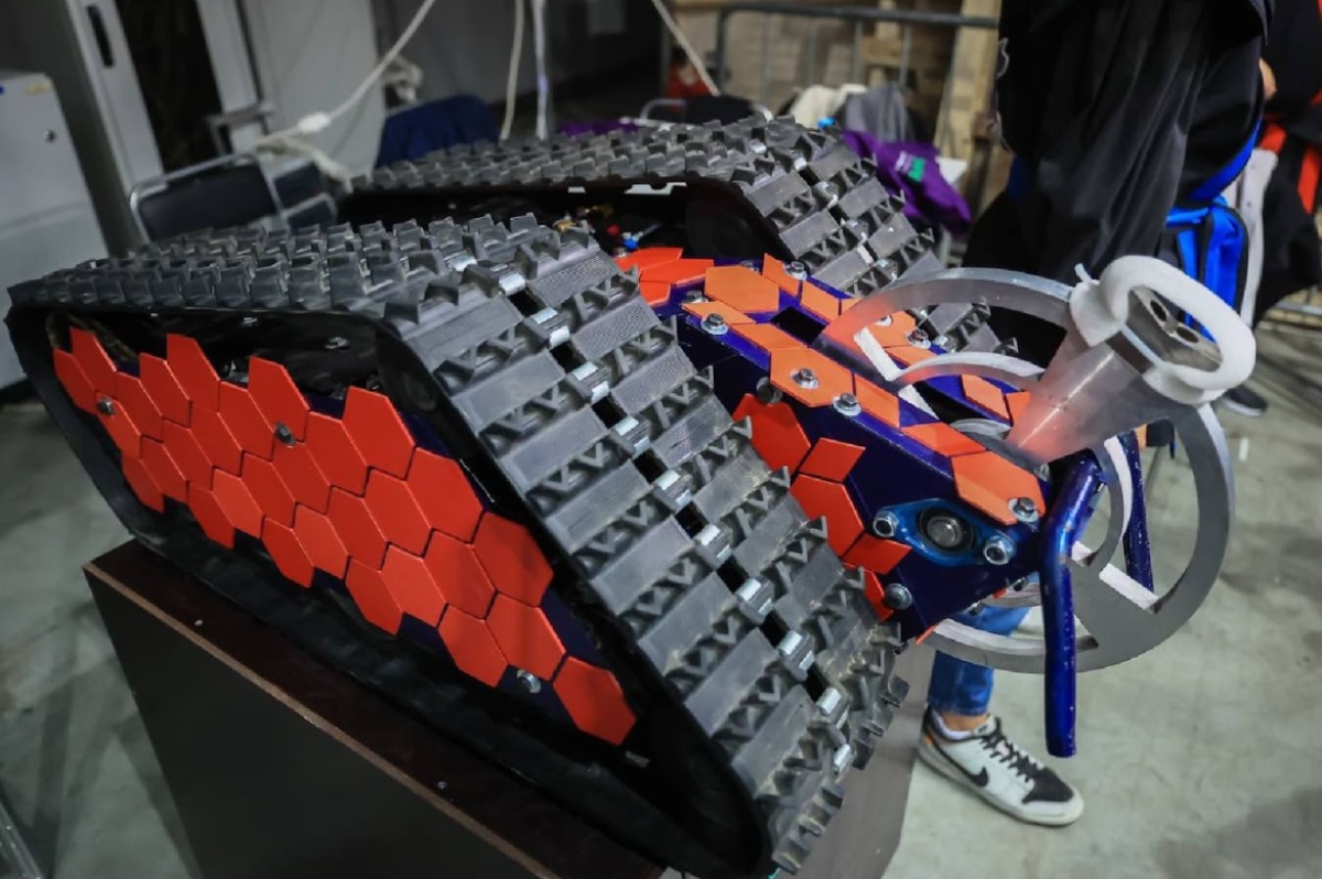 Команда Istok.Robotics из Фрязино представила гусеничного робота-бульдозера - изображение 1 Команда Istok.Robotics из Фрязино представила гусеничного робота-бульдозера - фото 1