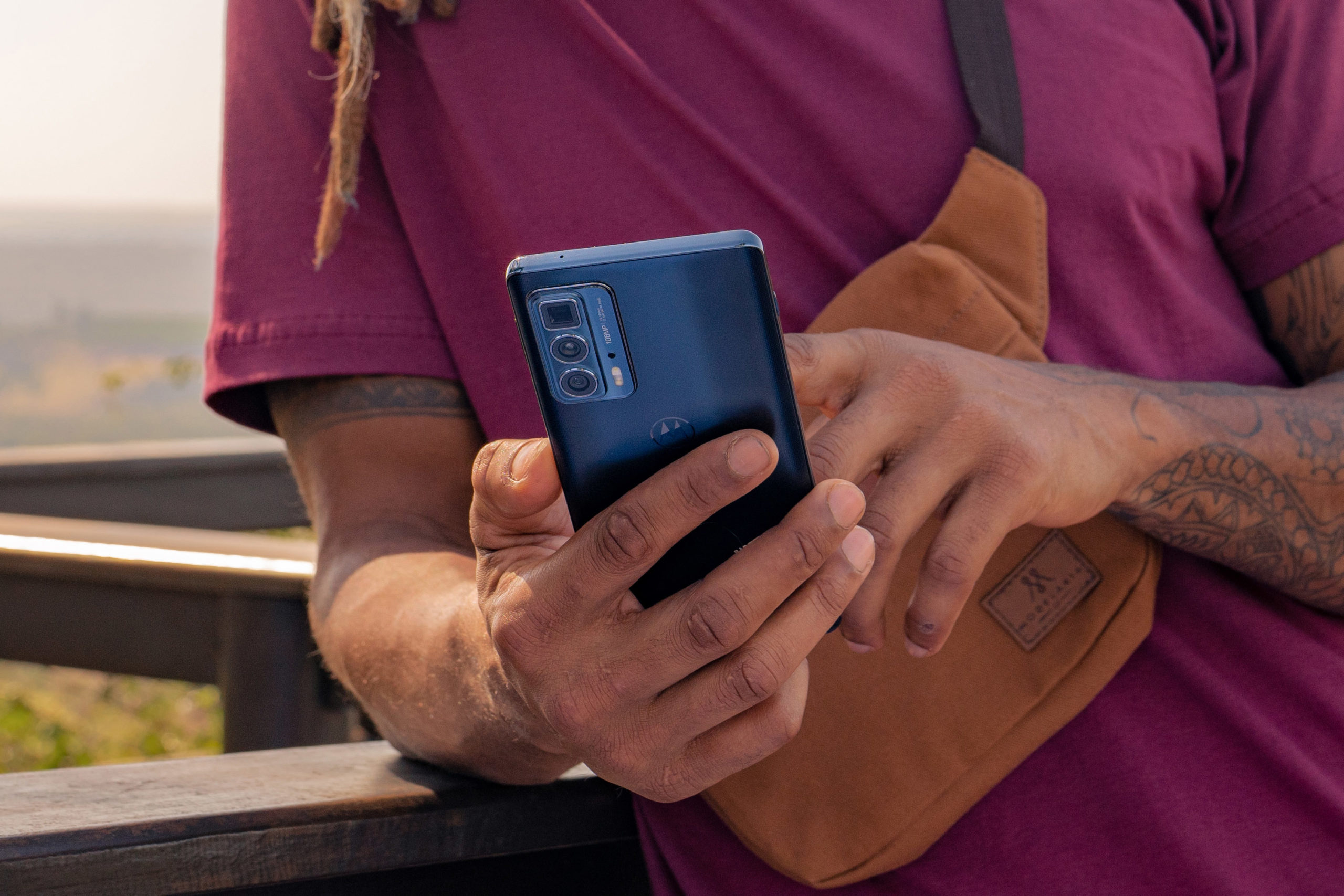 Motorola представила флагман Edge 20 Pro: OLED-экран 144 Гц, селфи-камера 32 Мп и 12 ГБ ОЗУ - фото 2