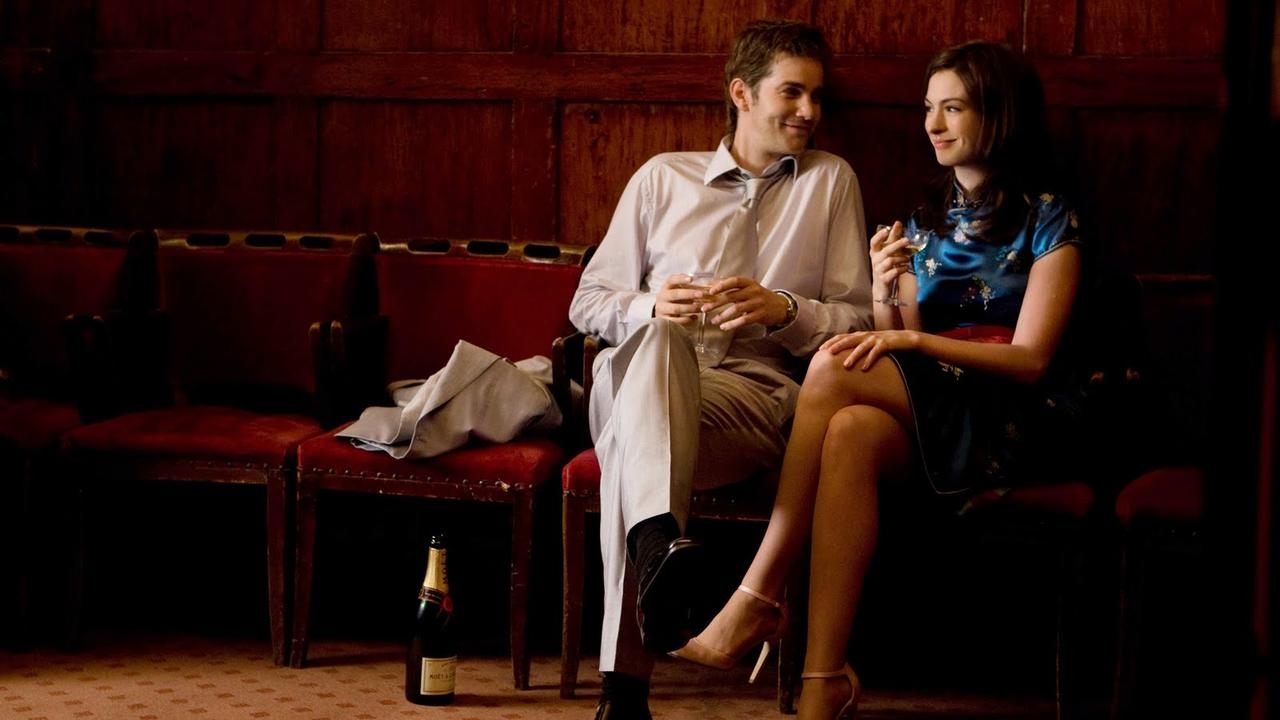 Холодные вечера, который приятно провести дома с тем, кто по-настоящему дорог. Бокал вина и любимый человек рядом превратят обычный вечер в романтическое свидание, а хорошие фильмы о любви усилят атмосферу близости. Трогательные истории, неожиданные встречи и сильные чувства — в подборке самых романтических фильмов на любой вкус от редакции «Канобу».