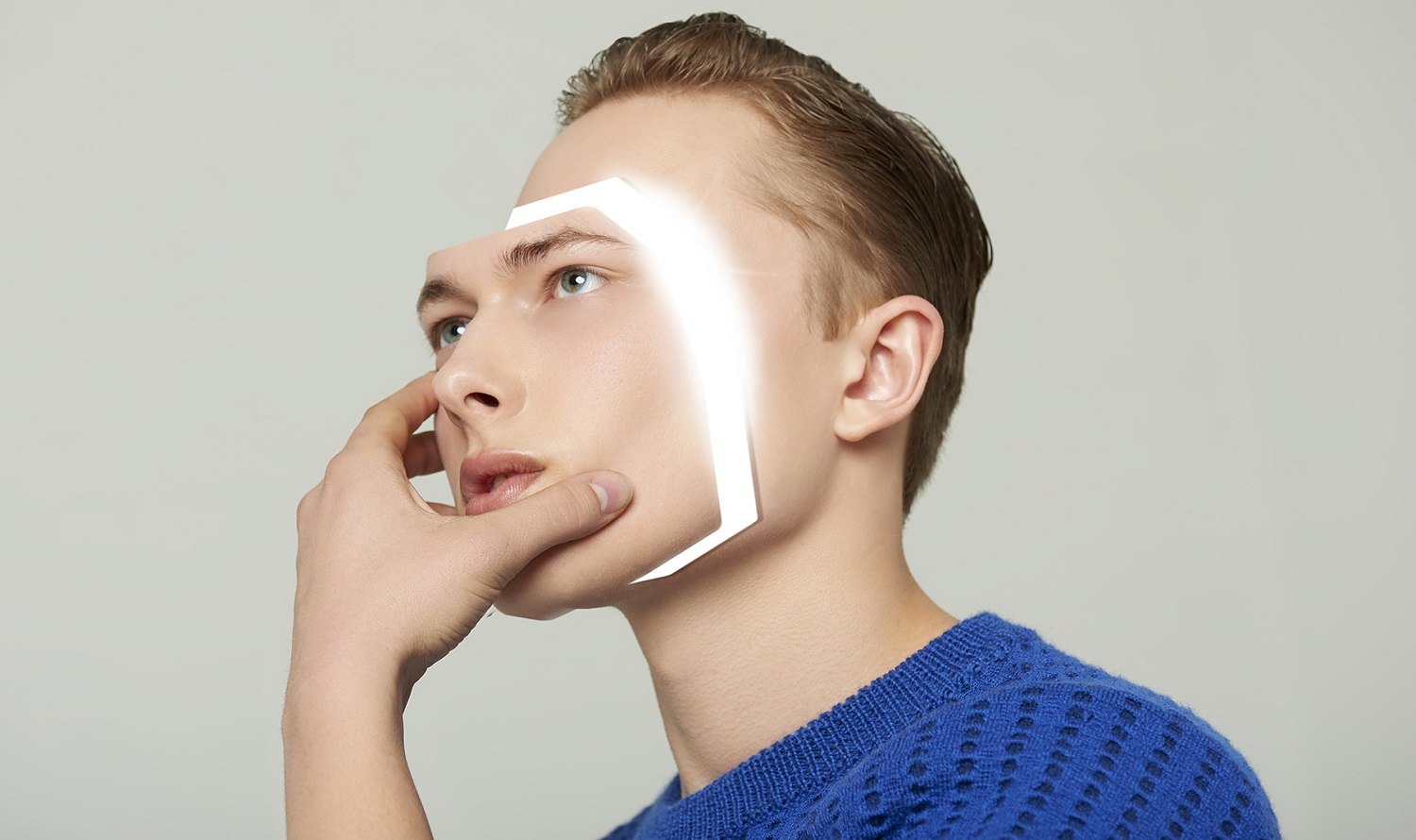 Технология DeepFake создана на основе искусственного интеллекта. Она соединяет и меняет одни существующие видео или картинки с другими, создавая новые фото или ролики. Естественно, этим не могли не воспользоваться фанаты игр и кино. Они «отправляют» любимых актёров и актрис в те картины или проекты, где они не снимались. Иногда выходит смешно, а иногда оказывается, что выбранный человек смотрелся бы в этой роли не хуже настоящего исполнителя. Собрали десятку необычных примеров таких DeepFake-видео.