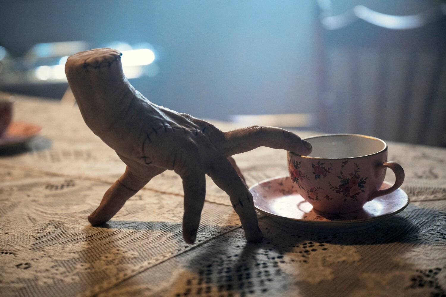 «И душа моя из тени, что волнуется всегда.

 Не восстанет – никогда!»

Кадр: Netflix