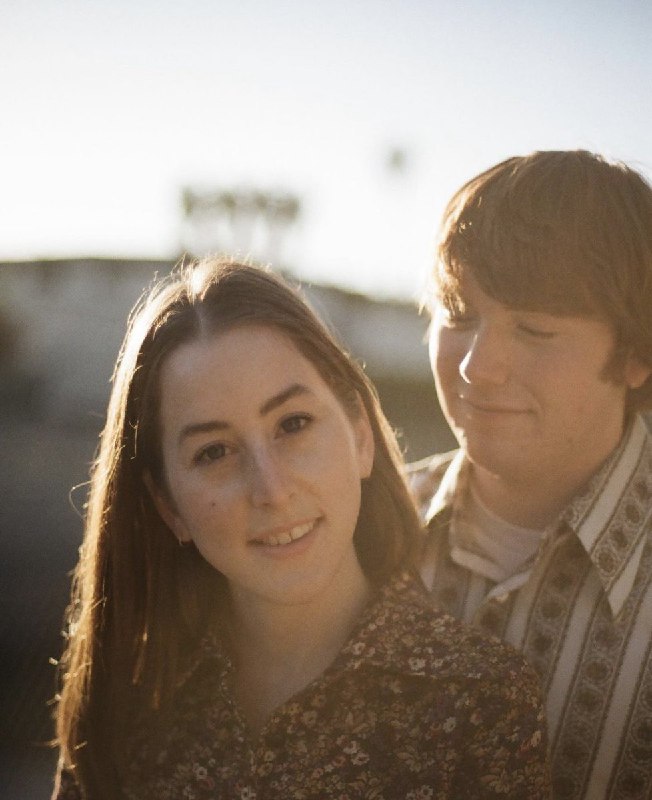 Появился свежий кадр «Лакричной пиццы» Пола Томаса Андерсона с главными героями - изображение 1 Появился свежий кадр «Лакричной пиццы» Пола Томаса Андерсона с главными героями - фото 1