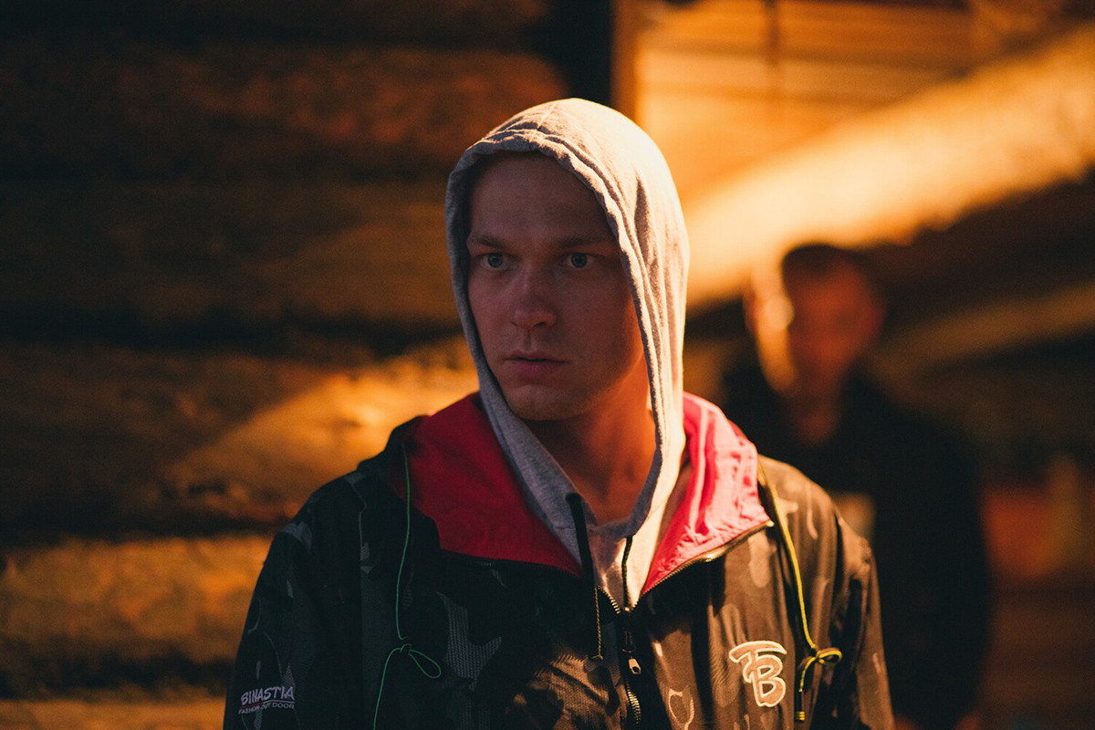 Вторую главную роль исполнил Макар Хлебников, сын Бориса Хлебникова — одного из главных независимых российских режиссёров

Источник: Look Film