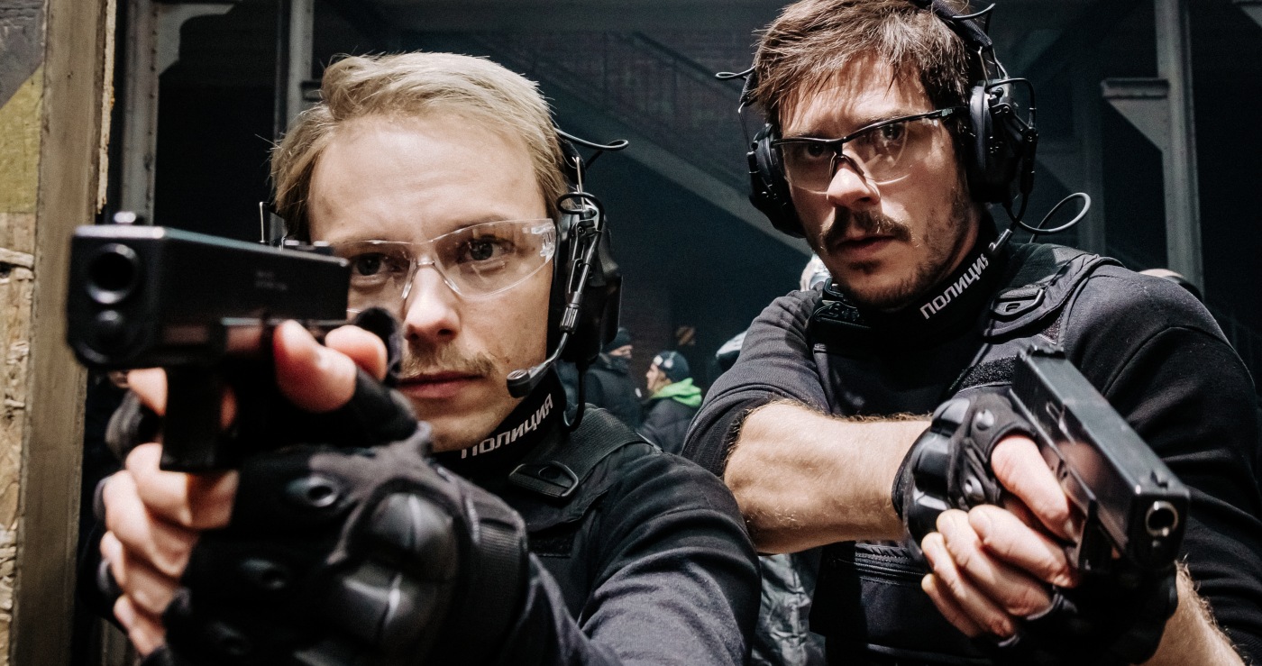 Александр Сетейкин в образе Димы Дубина и Тихон Жизневский в роли Игоря Грома // Фото со съёмок «Майор Гром: Игра», источник: Кинопоиск