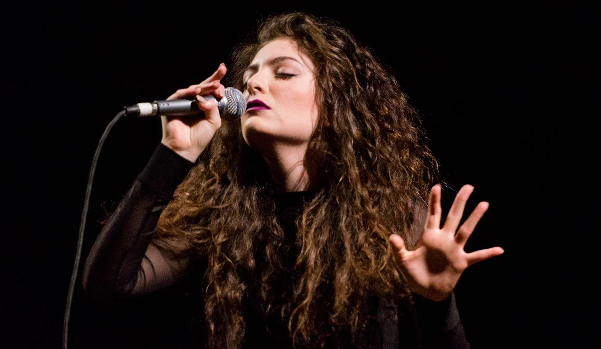 Lorde Summer: Как Лорд меняет звучание и стиль этого лета - изображение 1 Lorde Summer: Как Лорд меняет звучание и стиль этого лета - фото 1