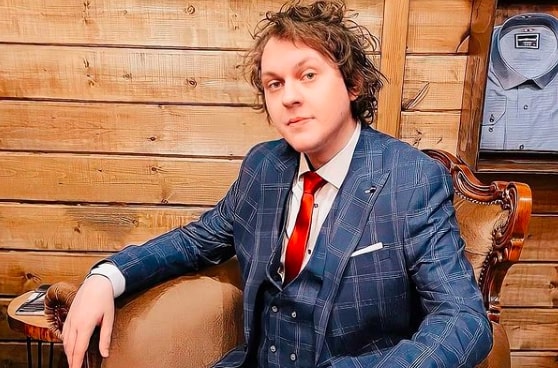 Видеоблогер Юрий Хованский стал подозреваемым по уголовному делу об оправдании террориста, за которое ему грозит до семи лет колонии. Поводом для расследования стала песня о теракте на Дубровке, в которой блогер одобряет нападение боевиков.  По данным СКР, в задержании Хованского участвовала Росгвардия, а разработкой занимались ФСБ и МВД. Вспоминаем, чем известен один из главных блогеров 2010-х