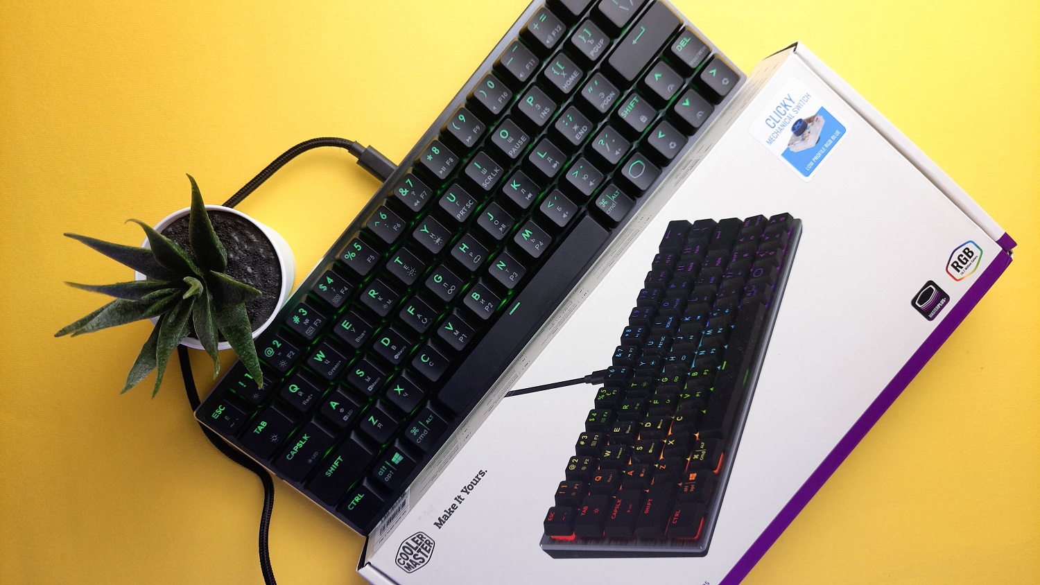 Cooler Master выпустила механическую клавиатуру SK620. Это компактная модель формата 60% с минимумом клавиш, с RGB-подсветкой и с плоскими колпачками, что делает её более универсальной и удобной для печати. Объясняем, чем хорош подобный форм-фактор, а в чём его недостатки, где у производителя получилось, а где ещё придётся поработать.