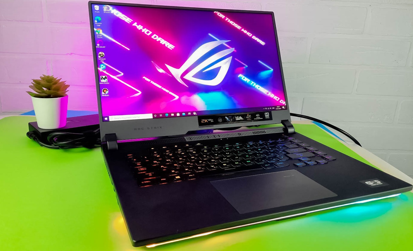 В 2021 году Asus обновила ноутбук для игр ROG Strix G15 (G513QR) с процессором AMD и топовой видеокартой Nvidia. Модель почти не изменилась внешне, но продается по цене от 180 000 рублей. Выяснили как модель справляется с играми и что в ней всё ещё не так.