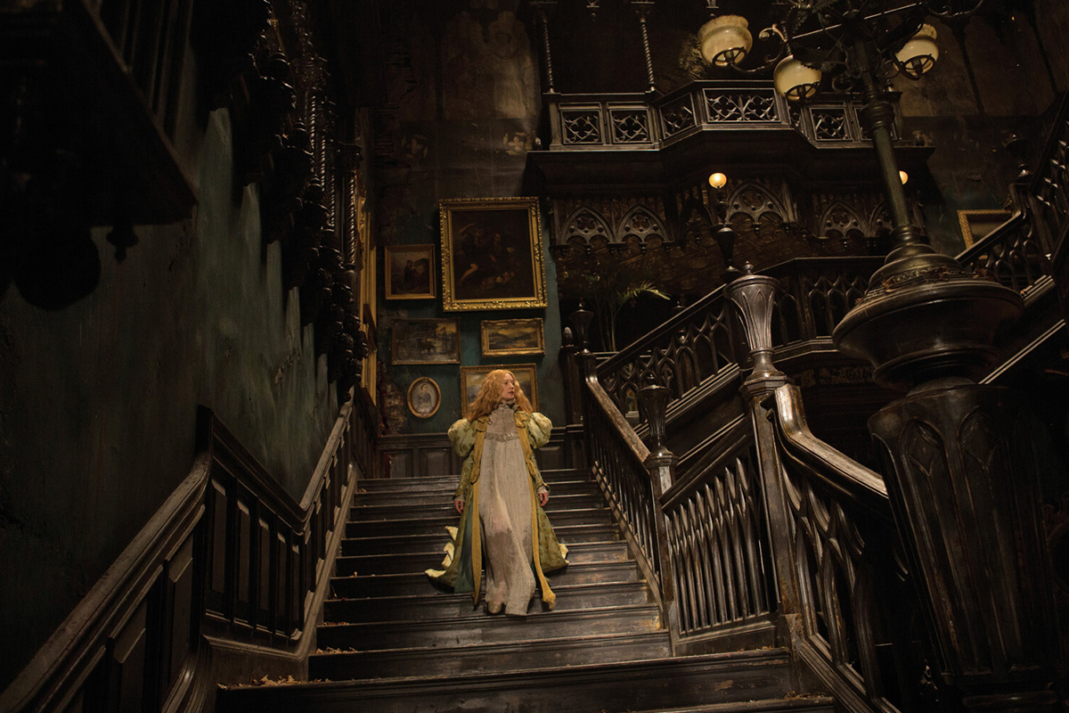 При создании саундтрека для фильма «Багровый пик» использовались звуки «века машин» — лязг трамваев, гудки паровозов и пароходов, чтобы передать атмосферу индустриальной Англии XIX века

Источник: Universal Pictures