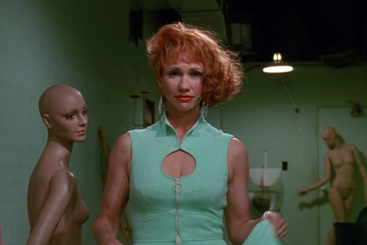 Кэти Бейкер на кадре из фильма «Эдвард руки-ножницы»