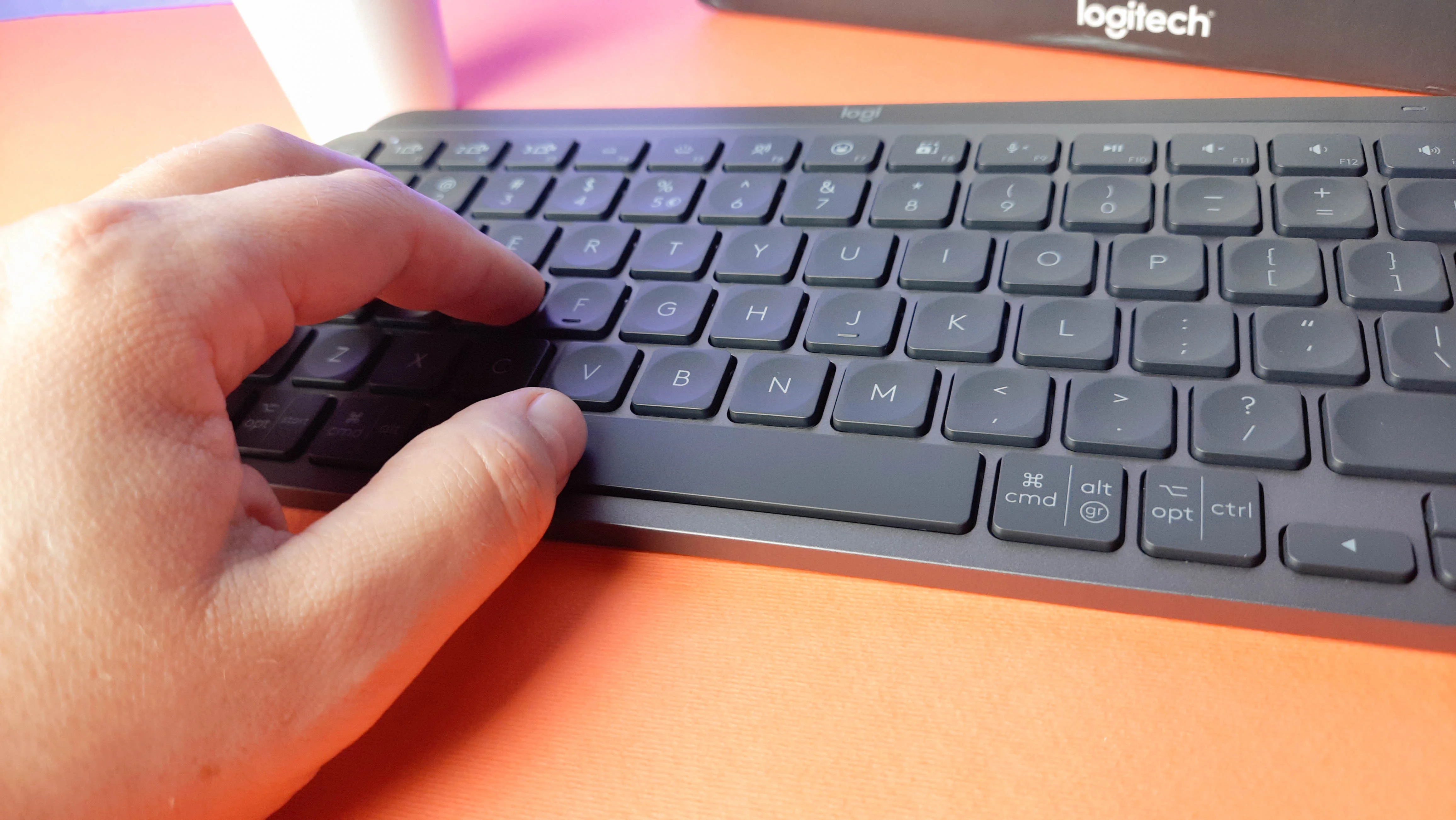 Обзор Logitech MX Keys Mini: компактная беспроводная клавиатура с умной подсветкой - фото 2
