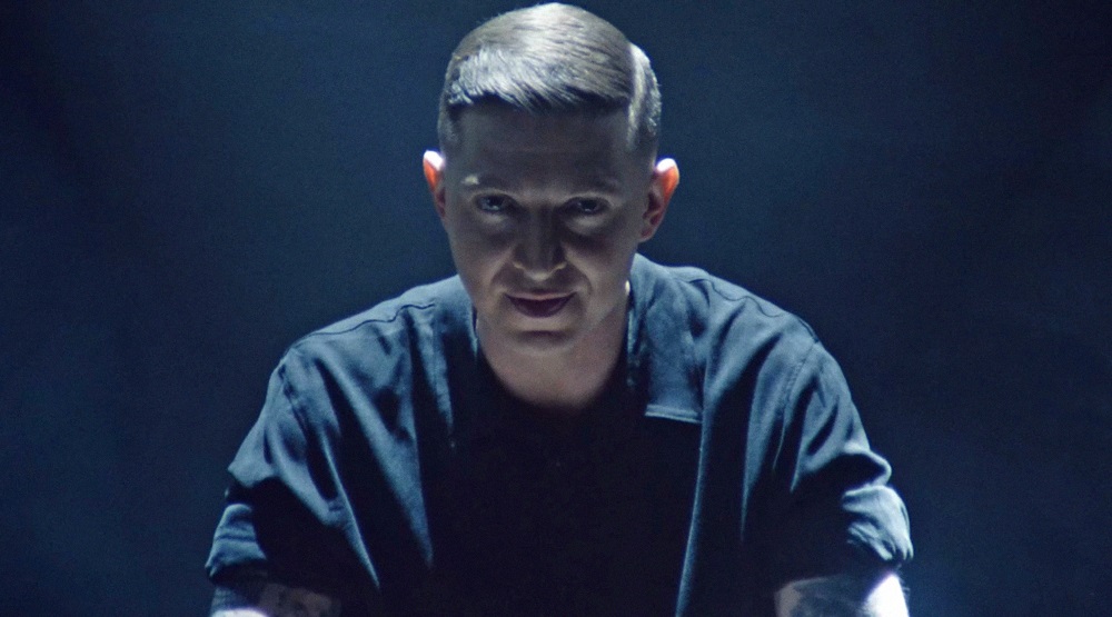 Первого ноября рэпер Oxxxymiron (Мирон Фёдоров) выпустил трек «Кто убил Марка?» и одноимённый клип на YouTube. На момент публикации он собрал 5,3 миллиона просмотров, 641 тысячу лайков и 8,4 тысячи дизлайков.