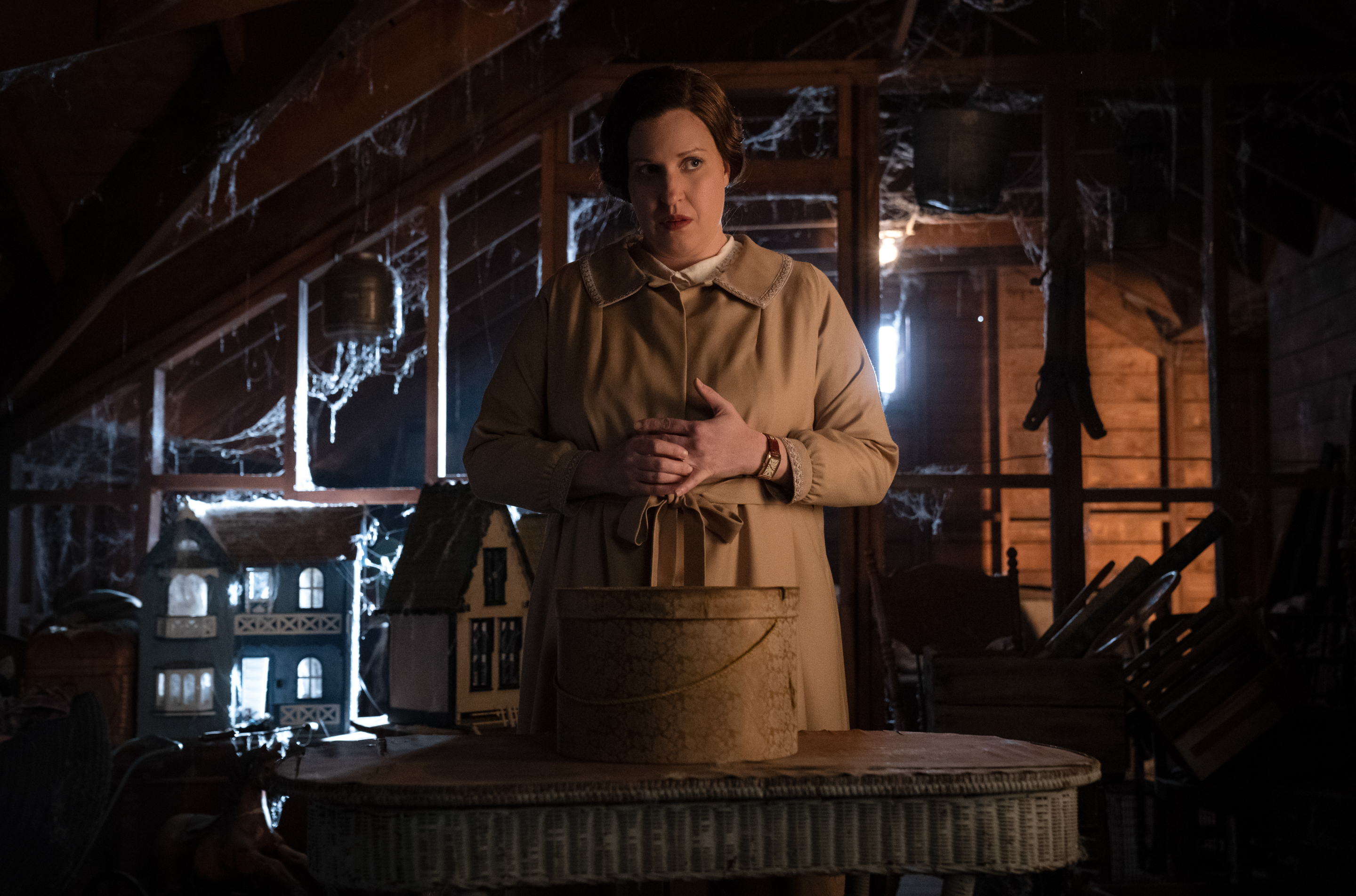 Второй сезон сериала «Почему женщины убивают» вновь рассказывает о жёнах на грани нервного срыва, их противоречивых мужьях и убийствах как о средстве достижения целей. Однако после завершения сезона сериал выглядит так, будто шоураннер Марк Черри, создатель «Отчаянных домохозяек», отказывается покинуть собственную зону комфорта. Автор «Канобу» Анастасия Седова подводит итоги и разбирается, удалось ли им превзойти первый сезон.