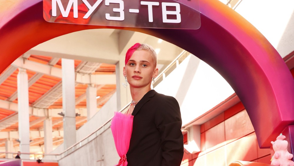 Ургант высмеял наряды Милохина, Моргенштерна и других звёзд на премии «Муз-ТВ» - изображение 1 Ургант высмеял наряды Милохина, Моргенштерна и других звёзд на премии «Муз-ТВ» - фото 1