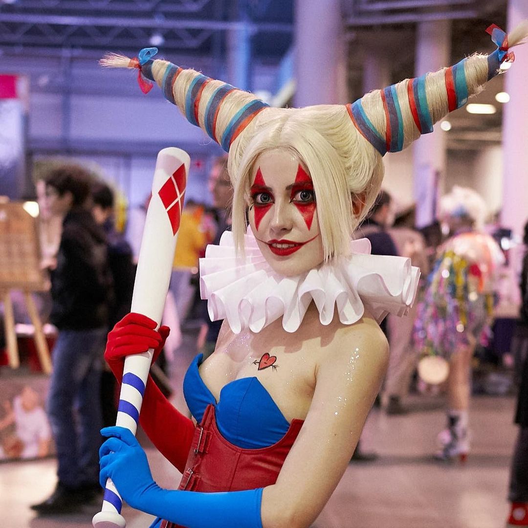 На днях в российском сообществе косплееров произошел крупный скандал. Фестиваль гик-культуры «Старкон», который должен состояться в Санкт-Петербурге в конце августа, анонсировал новый конкурс под названием Hot Coffee Cosplay. Согласно его условиям, костюмы косплееров должны быть сделаны так, чтобы у жюри и зрителей была возможность оценить физическую форму участников. И он бы совсем не отличался от стандартного конкурса фитнес-косплея (который, к слову, на «Старконе» и так имеется), если бы не его название.