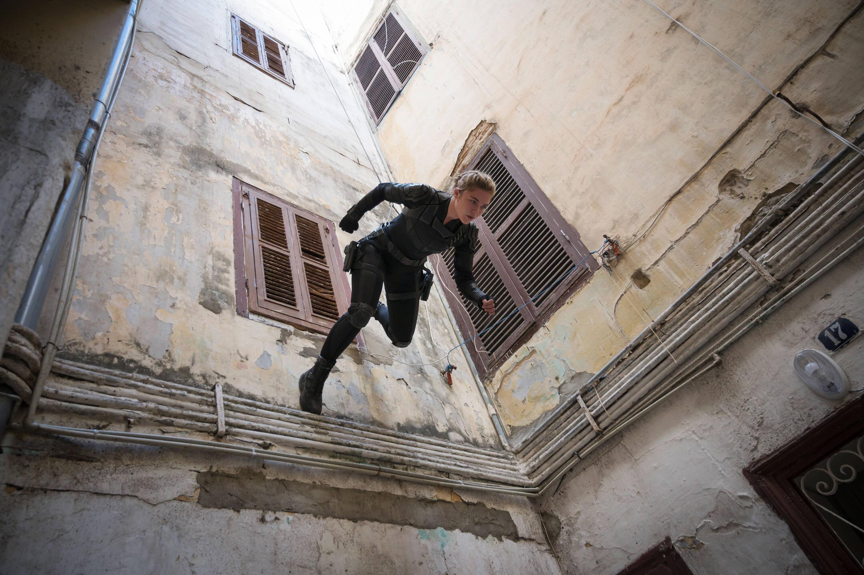 Рецензия на «Чёрную Вдову». Почему шпионскому триллеру о Наташе Романофф тесно на большом экране - изображение 1 Рецензия на «Чёрную Вдову». Почему шпионскому триллеру о Наташе Романофф тесно на большом экране - фото 1