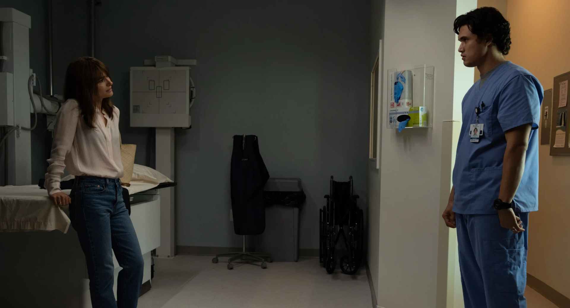 Рецензия на «Май, декабрь»: чем уникальна самая смешная и страшная киноистория этой зимы - изображение 3 Рецензия на «Май, декабрь»: чем уникальна самая смешная и страшная киноистория этой зимы - фото 3