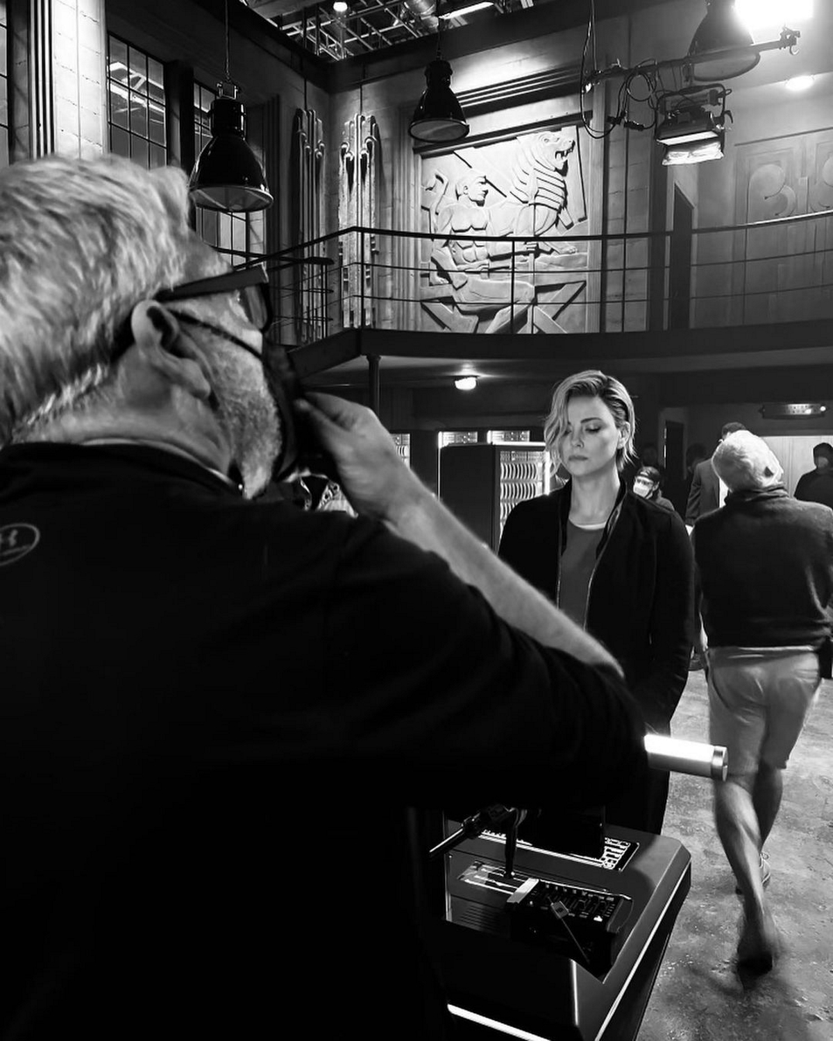 Шарлиз Терон поделилась стильными чёрно-белыми фото со съёмок «Форсажа 10» - фото 2