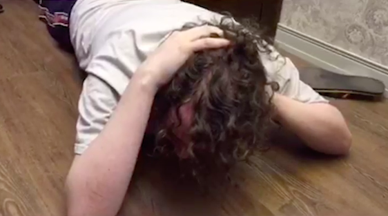 «Это из-за этой песни?»: Появилось видео задержания Юрия Хованского - фото 1