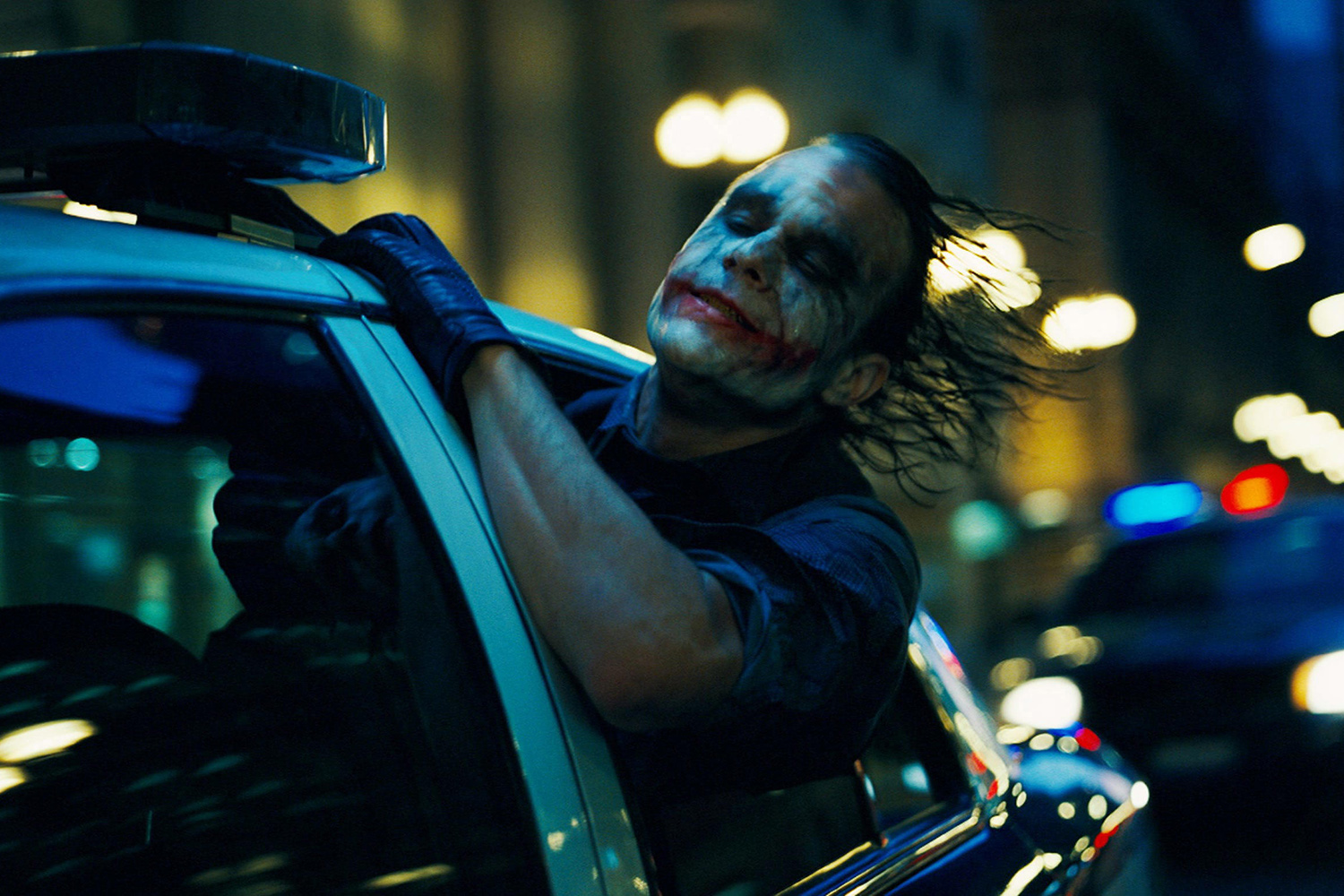 «Безумие как гравитация — нужно только подтолкнуть»

Источник: Warner Bros.