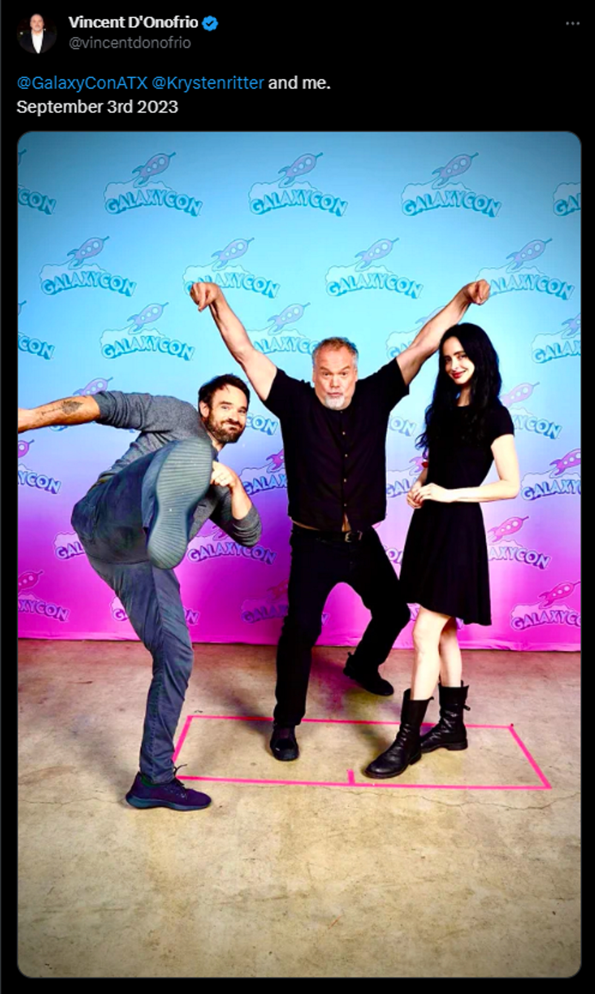 Звёзды «Сорвиголовы» и «Джессики Джонс» появились на новом совместном фото - изображение 1 Звёзды «Сорвиголовы» и «Джессики Джонс» появились на новом совместном фото - фото 1