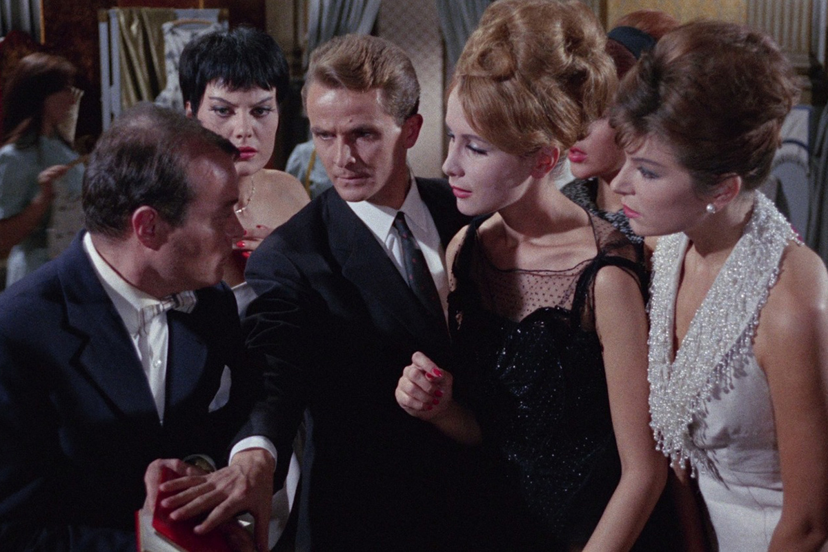 Сцена погони маньяка за Николь в антикварном магазине считается в некоторой степени одной из первых сцен, характерных для погонь поджанров джалло и слэшер

Источник: Monachia Film