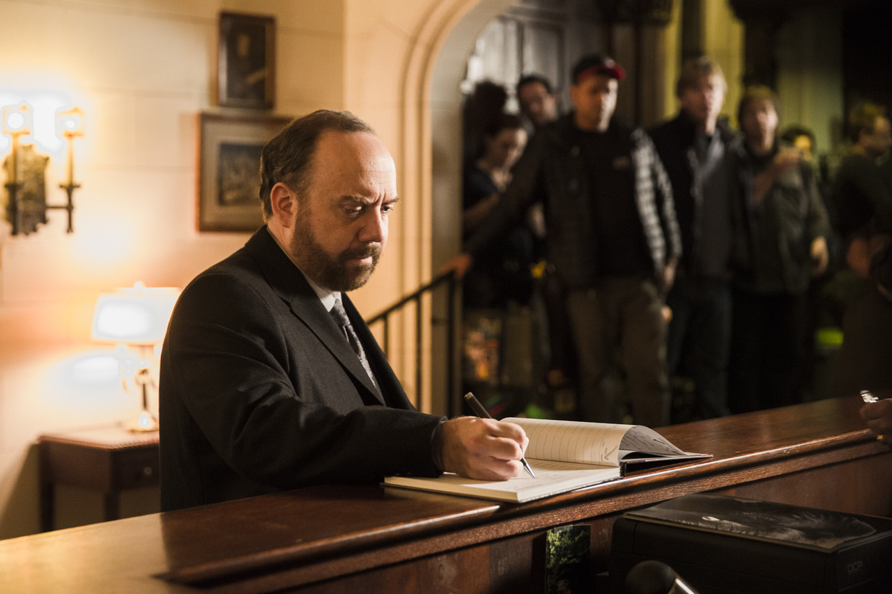 В роли Чака Роудса в сериале «Миллиарды»