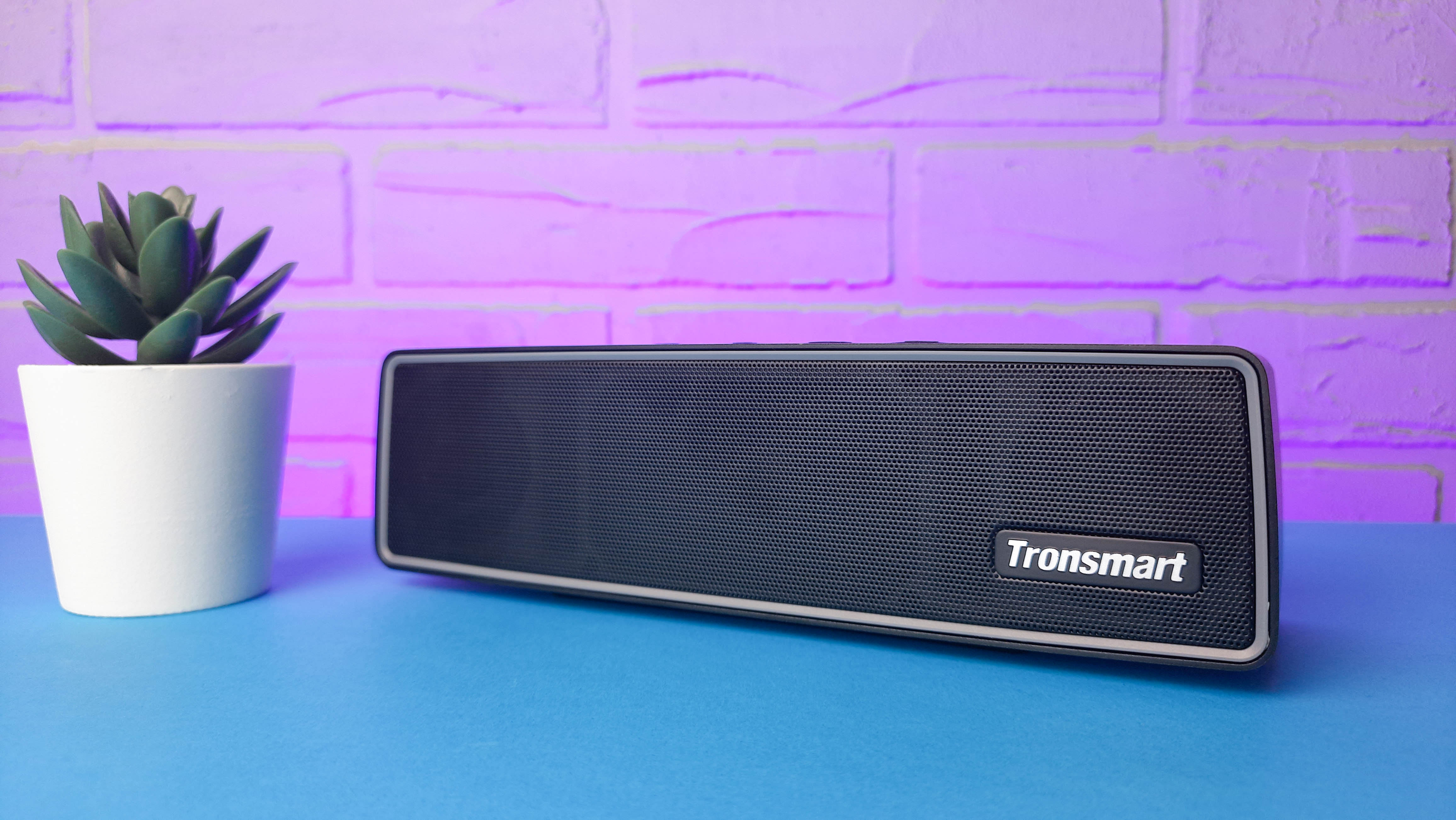 Компания Tronsmart выпустила новую Bluetooth-колонку Studio с лаконичным дизайном в стиле ретро и звуком формата 2.1. То есть модель снабдили полноценным сабфувером для мощных басов, а также слотом для карты памяти и, другими любопытными функциями. Разбираем её достоинства и недостатки, преимущества и недочёты перед конкурентами.
