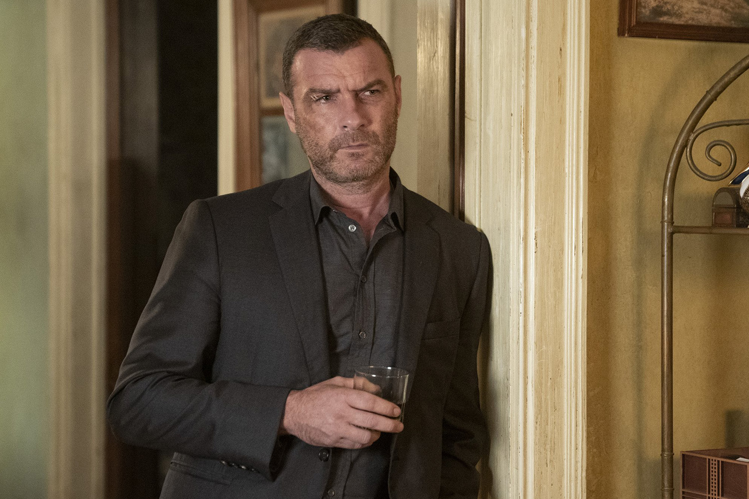 Кадр из сериала «Рэй Донован» (Ray Donovan)

Источник: Showtime