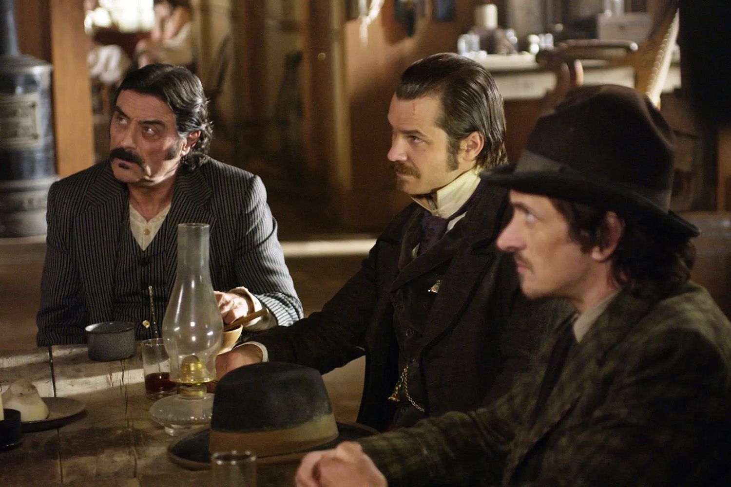 Кадр из сериала «Дэдвуд» (Deadwood)

Источник: HBO