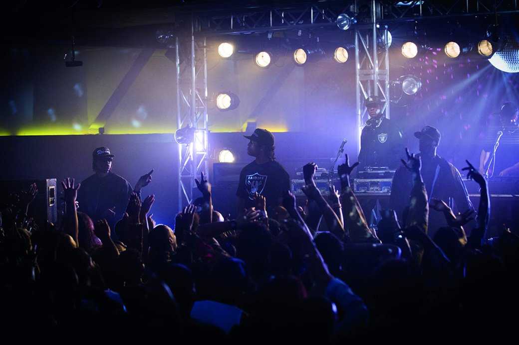 На роль Eazy‑E пробовался его сын Lil Eazy‑E, но не прошёл кастинг; позже он консультировал Джейсона Митчелла, чтобы образ выглядел точнее
Источник: Universal Pictures