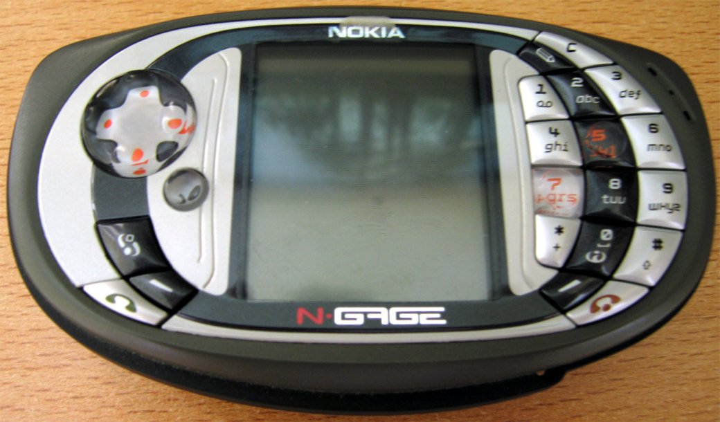 Nokia N-Gage был первым полноценным телефоном для геймеров с полноценной крестовиной. Графика потрясала, как и дизайн с ценником. Хотели все, но возможность купить была у единиц.