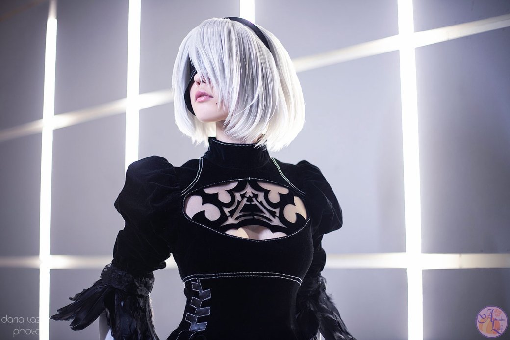 Россиянка показала косплей на 2В из NieR: Automata в коротком платье с декольте — изображение 3