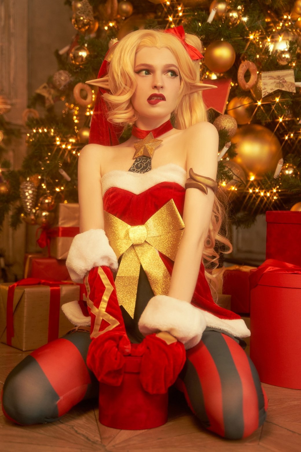 Галерея Косплей-модель открыла новогодние подарки в образе Джинкс из League of Legends - 3 фото