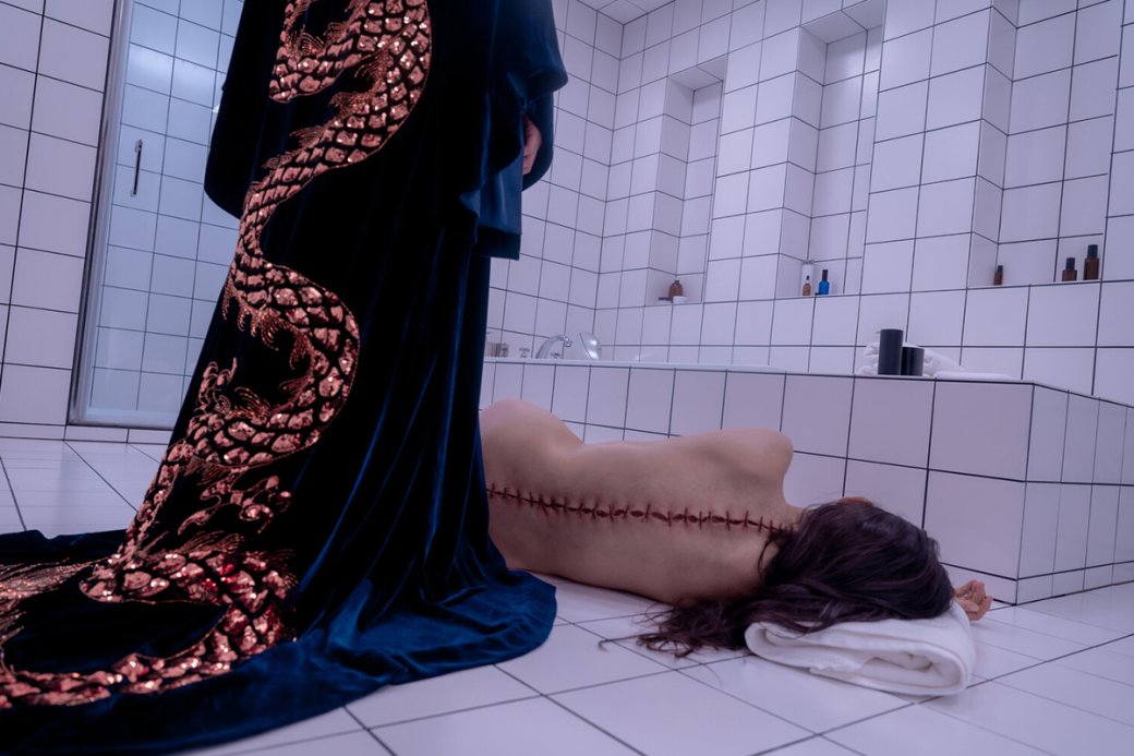 Для съёмок финальных сцен было использовано около 21 000 литров искусственной крови, а Деми Мур проводила в гримёрном кресле до 9 часов в день

Источник: Mubi