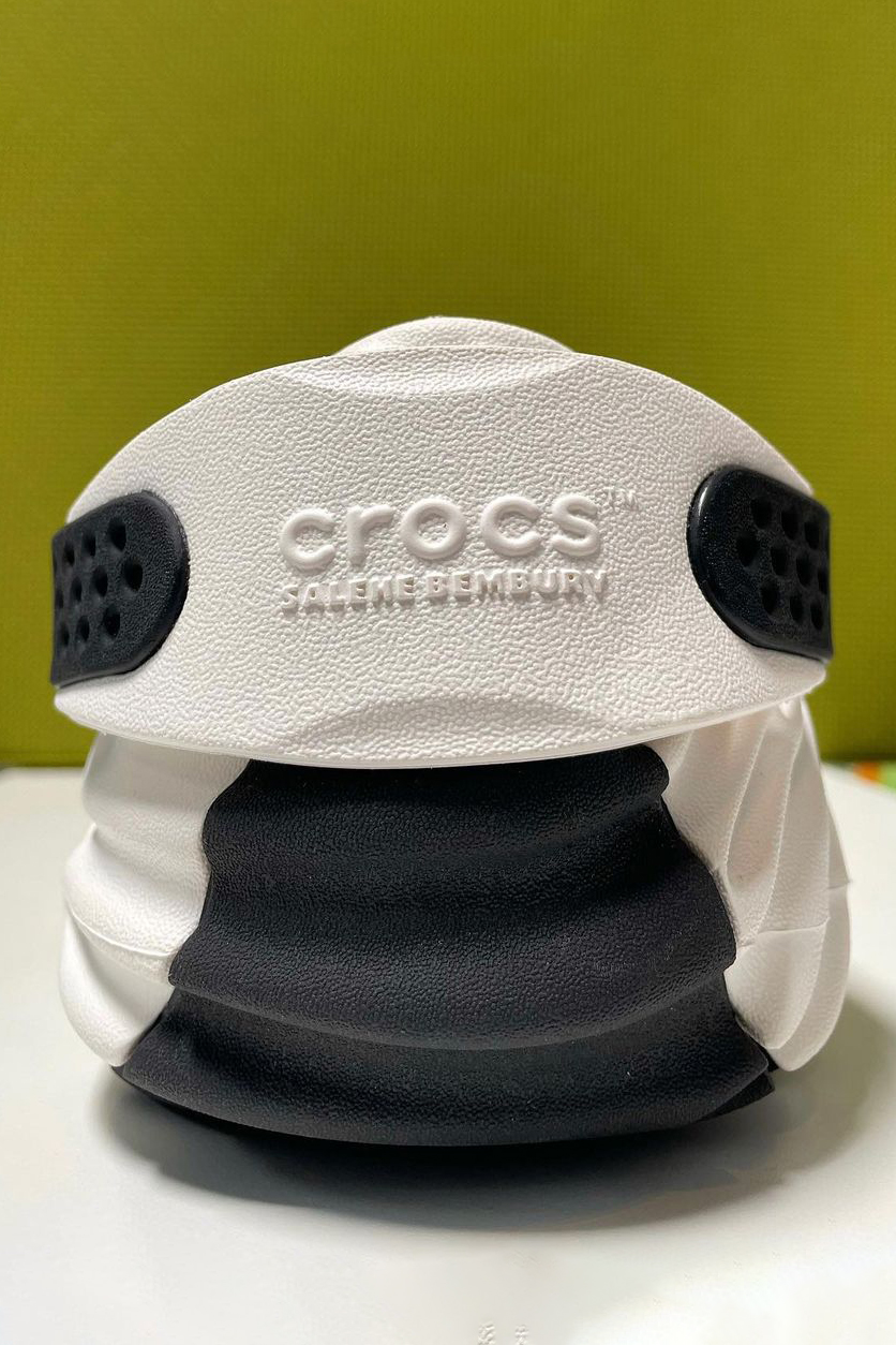 Галерея В сети показали рельефные Crocs в коллаборации с дизайнером Yeezy и Versace - 3 фото