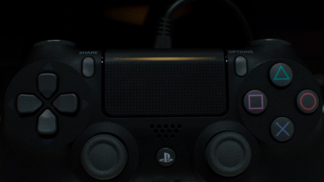 У обновленного DualShock 4 теперь подсвечивается тачпад. 

Изменилось покрытие аналогов и кнопок, ход бамперов стал более плавным.