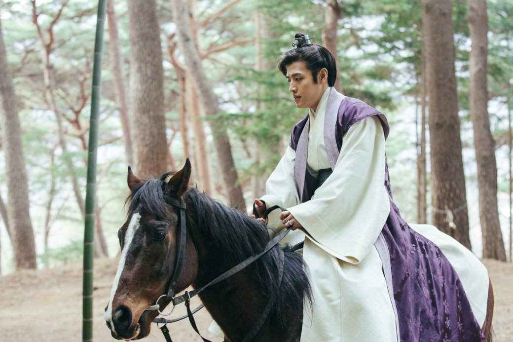 Кадр из дорамы «Алое сердце»

Источник: SBS