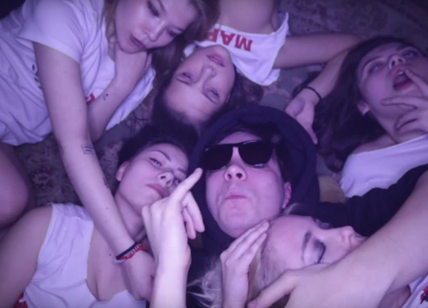 NSFW. «Антихайп» выпустил клип «Почему» с развратными девушками — фото 1