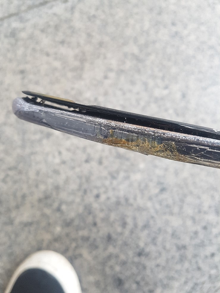 Галерея Samsung Galaxy S10 загорелся после падения: в сервисном центре сказали, что это вина владельца - 3 фото