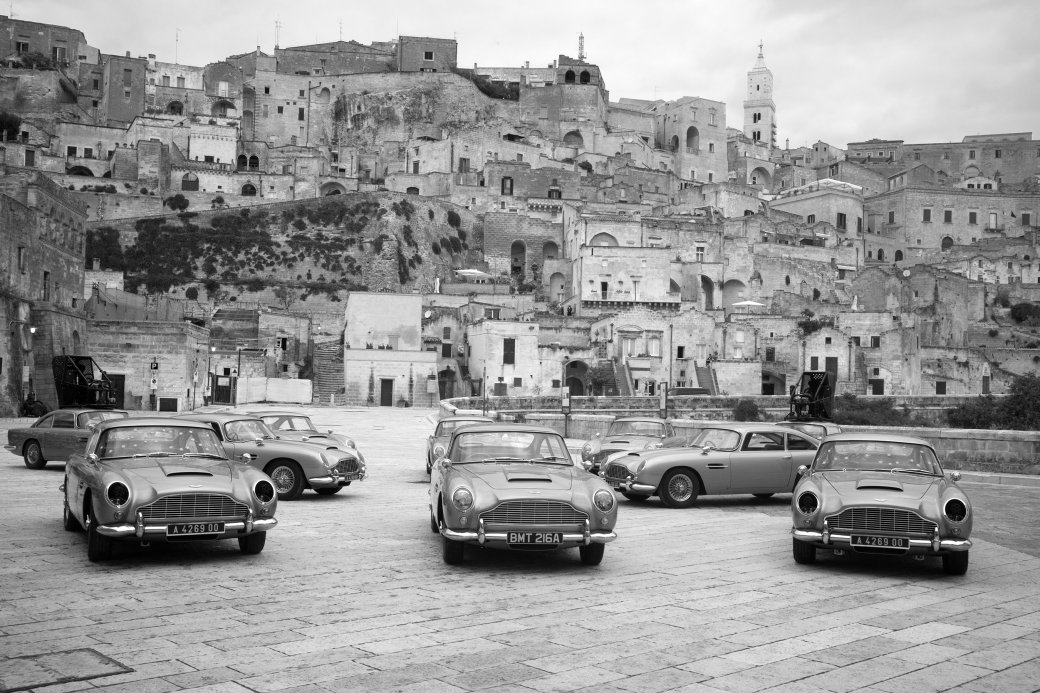 Десять автомобилей Aston Martin DB5 на фоне итальянского города Матеры, восемь из которых были созданы специально для фильма (Фото: Никола Дав /Nicola Dove). © Danjaq и MGM, «Не время умирать», 007 и другие фирменные наименования, связанные с Джеймсом Бондом. © Danjaq и MGM, 1962–2021. «Не время умирать», 007 и другие товарные знаки, связанные с Джеймсом Бондом, являются зарегистрированными товарными знаками Danjaq. Все права защищены