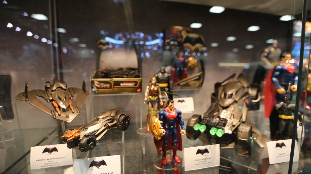 Костюмы, гаджеты и фигурки Бэтмена на Comic-Con 2015 — фото 23