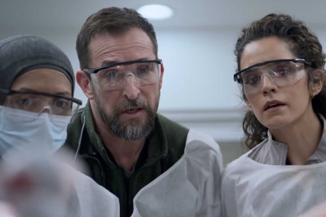 Сериал сохраняет концепцию «один эпизод — один час смены», причём действие происходит в праздничный день 4 июля, что гарантирует хаос

Источник: HBO Max